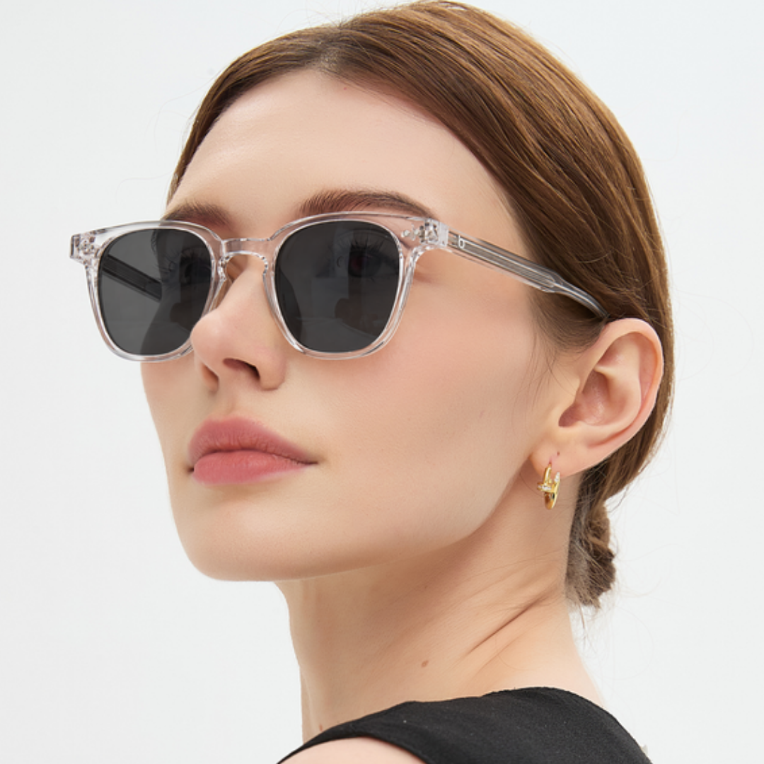 Retrato usando óculos de sol Auguste Crystal, lentes cinza-escuras, armação transparente