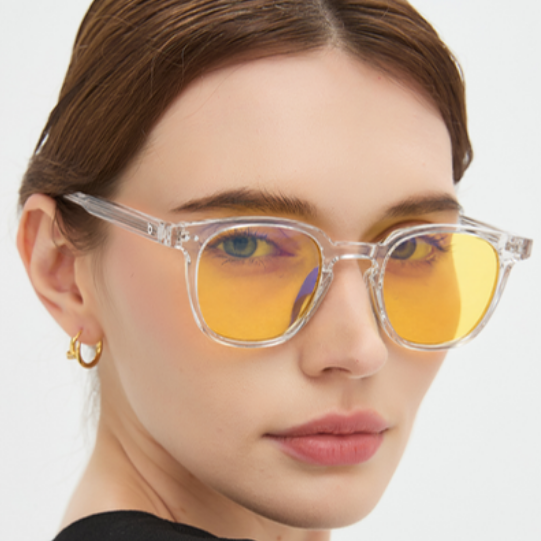 Retrato usando óculos Galileo Crystal, lentes amarelas, armação transparente