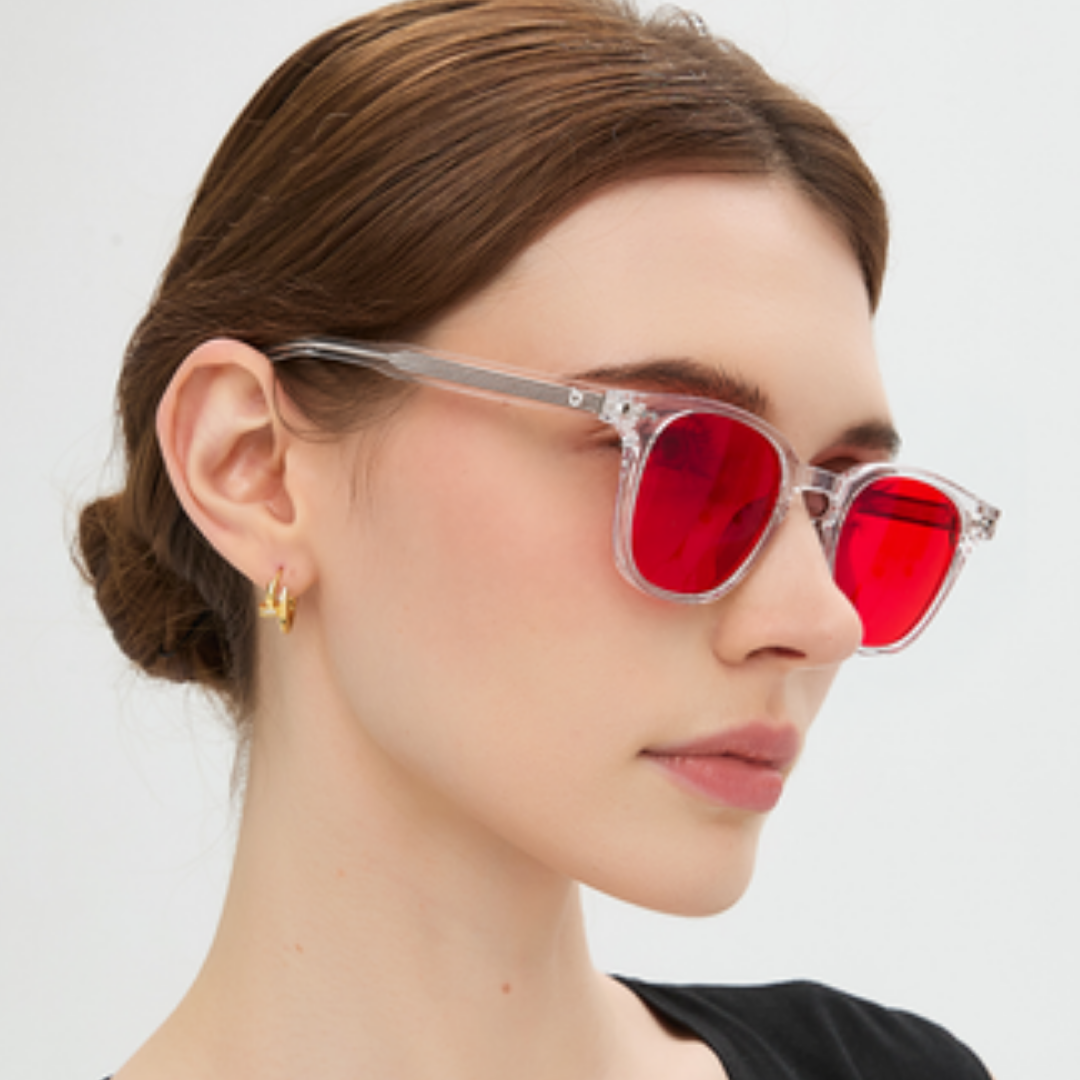 Retrato usando óculos Da Vinci Crystal, lentes vermelhas, armação transparente