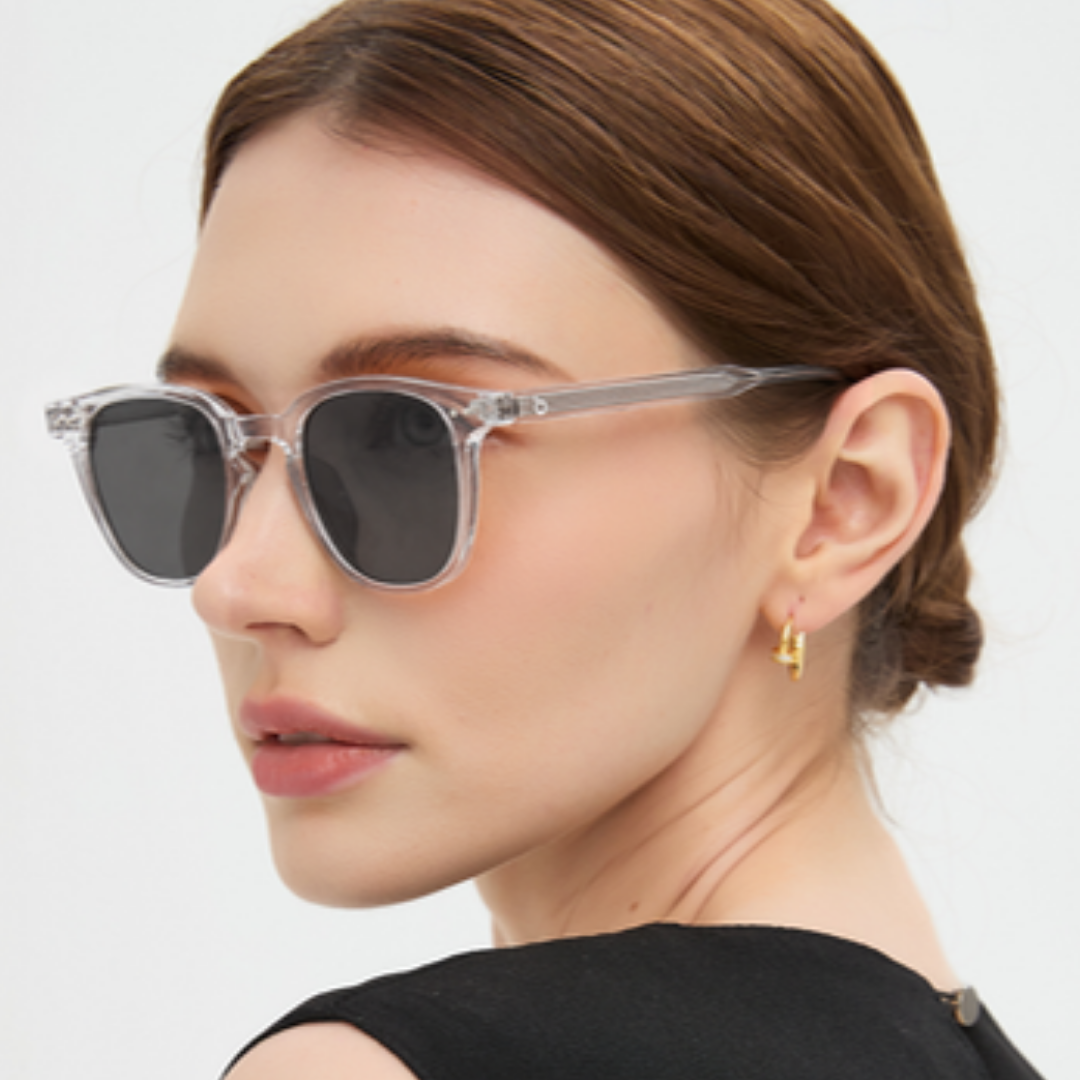 Retrato usando óculos de sol Louis Crystal, lentes cinza-claras, armação transparente