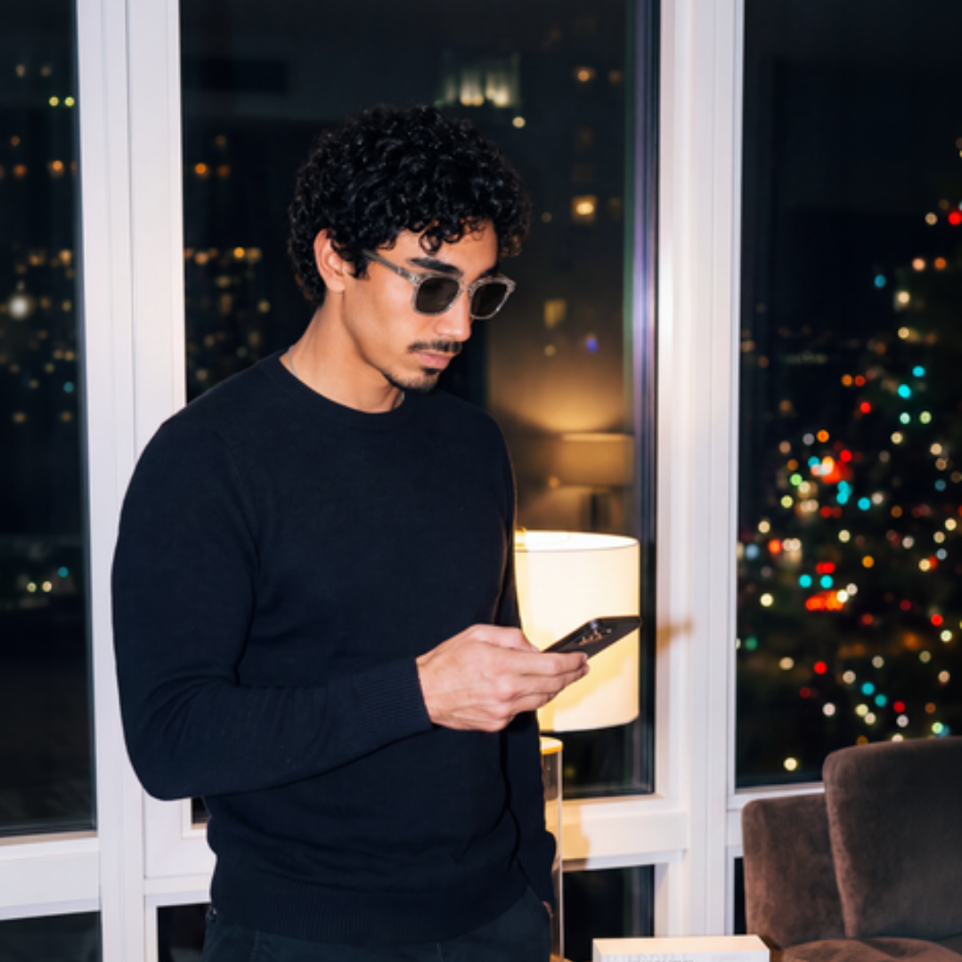 Estilo de vida – óculos de sol Louis com armação Crystal transparente ao ar livre