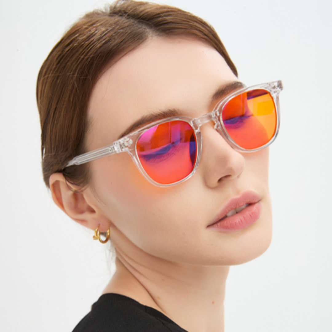 Retrato usando óculos Newton Crystal, lentes laranja, armação transparente