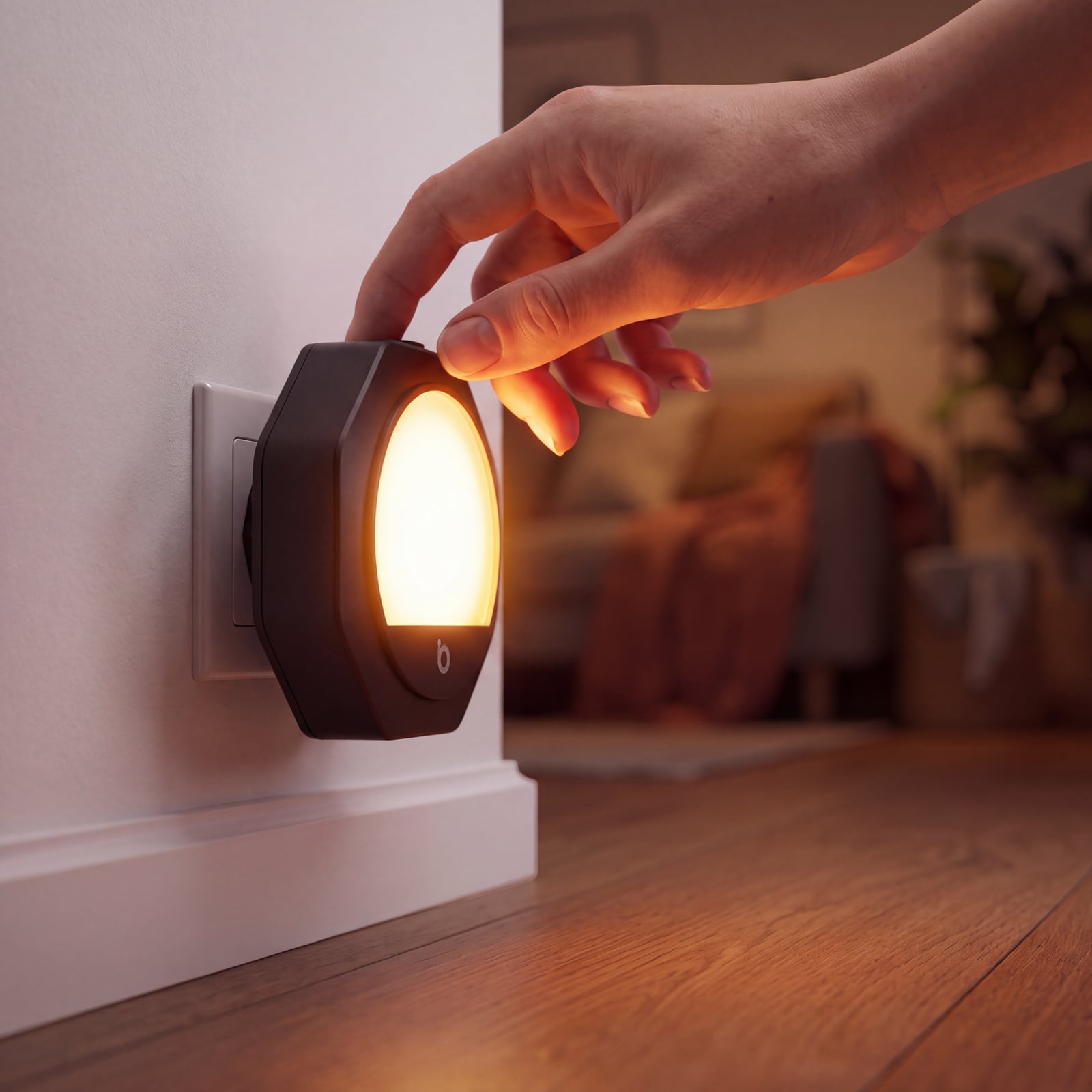 Mão tocando o ajuste de brilho de uma luz noturna âmbar